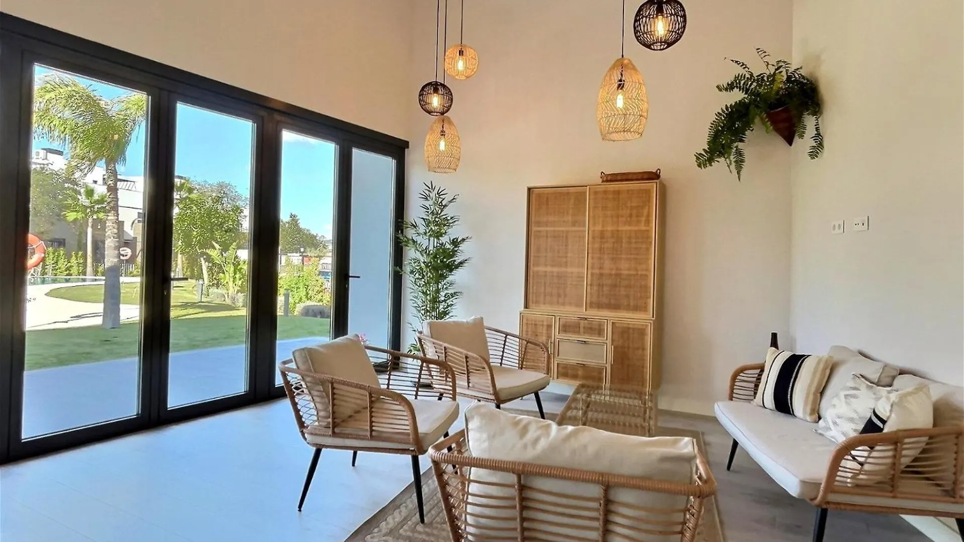 Vakantiehuis San Roque Golf Club, Step Into Elegance With This 3-Bedroom Luxury Modern Townhouse Close To Sotogrande Spanje