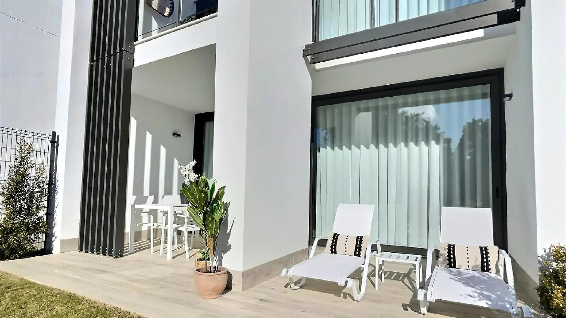 Vakantiehuis San Roque Golf Club, Step Into Elegance With This 3-Bedroom Luxury Modern Townhouse Close To Sotogrande Spanje