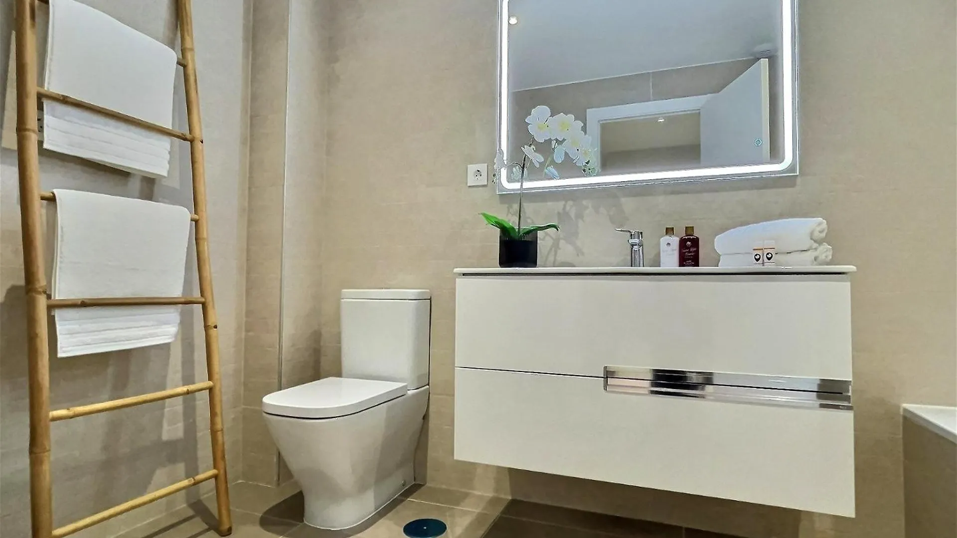 San Roque Golf Club, Step Into Elegance With This 3-Bedroom Luxury Modern Townhouse Close To Sotogrande Vakantiehuis