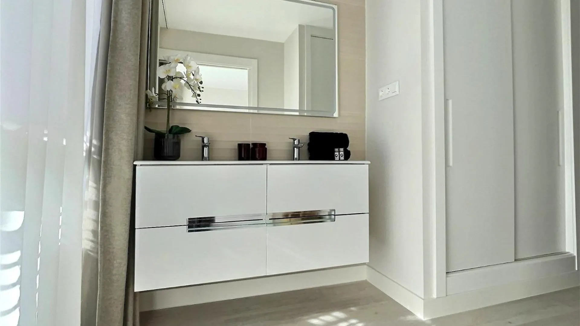 San Roque Golf Club, Step Into Elegance With This 3-Bedroom Luxury Modern Townhouse Close To Sotogrande Vakantiehuis