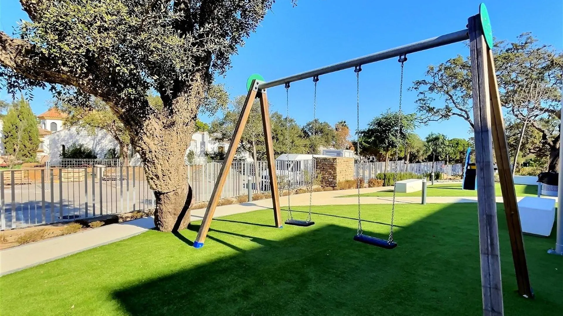 Vakantiehuis San Roque Golf Club, Step Into Elegance With This 3-Bedroom Luxury Modern Townhouse Close To Sotogrande
