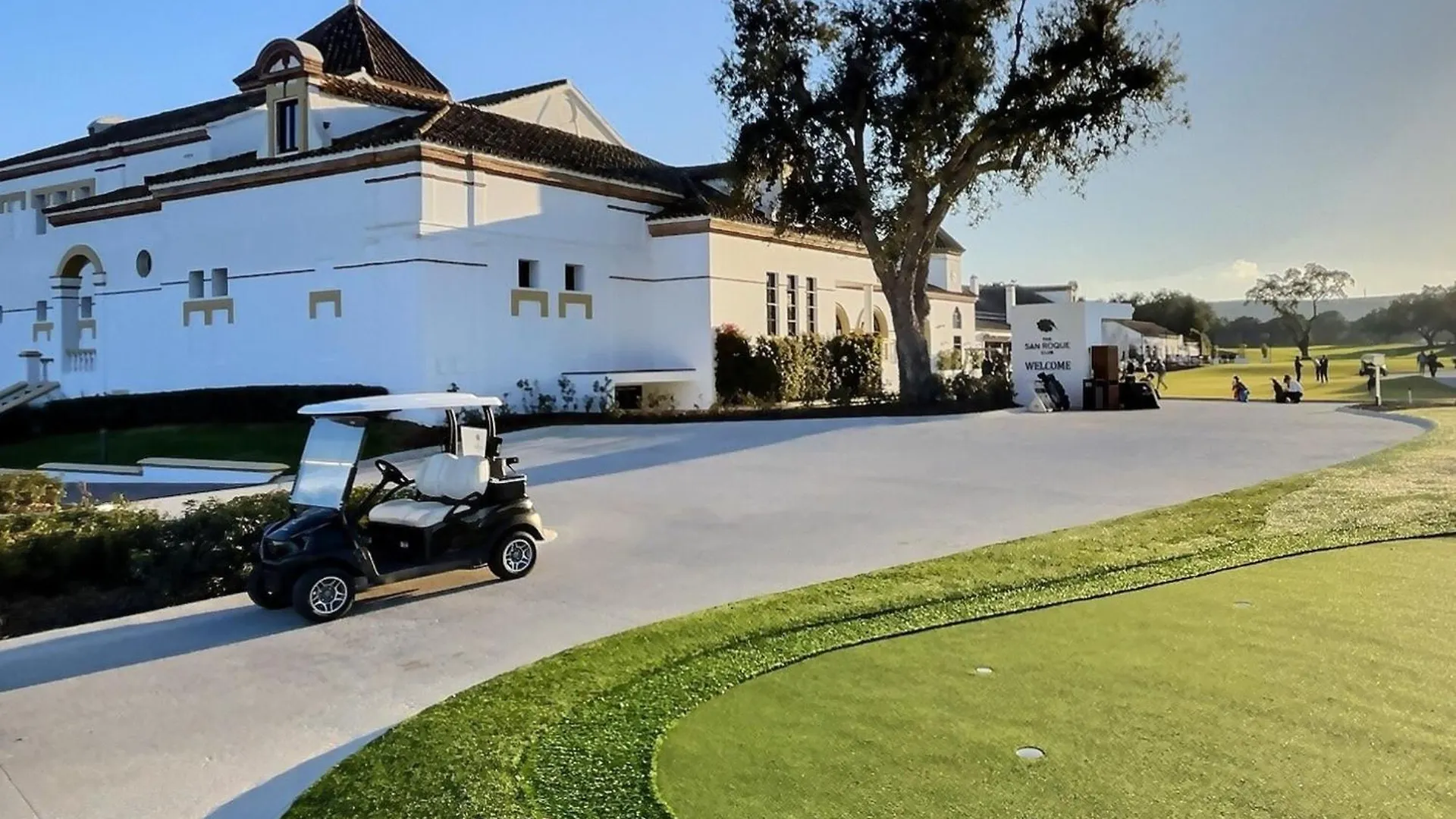 Holiday home San Roque Golf Club, Step Into Elegance With This 3-Bedroom Luxury Modern Townhouse Close To Sotogrande