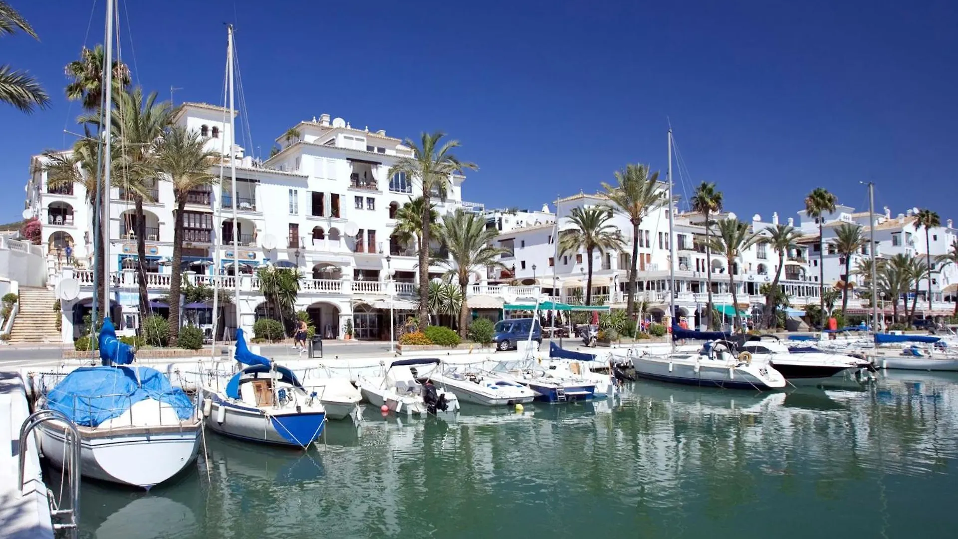 Holiday home San Roque Golf Club, Step Into Elegance With This 3-Bedroom Luxury Modern Townhouse Close To Sotogrande