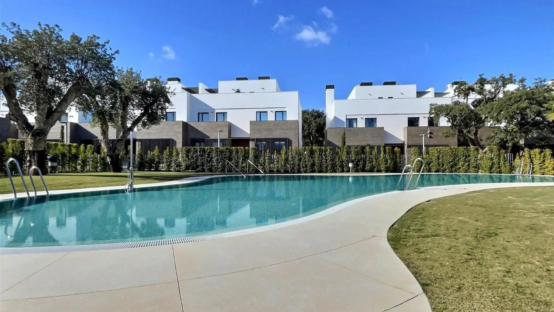 Holiday home San Roque Golf Club, Step Into Elegance With This 3-Bedroom Luxury Modern Townhouse Close To Sotogrande Spain