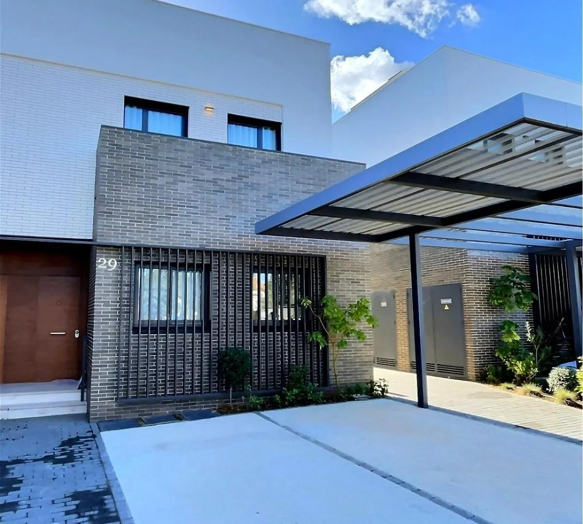 San Roque Golf Club, Step Into Elegance With This 3-Bedroom Luxury Modern Townhouse Close To Sotogrande