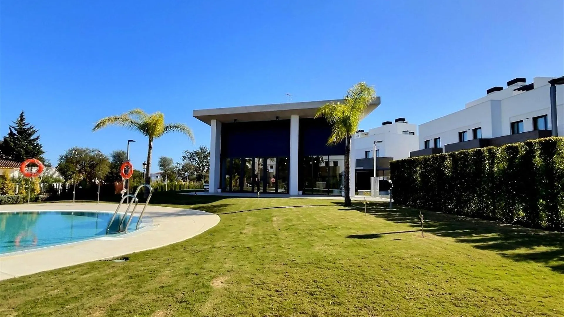 Holiday home San Roque Golf Club, Step Into Elegance With This 3-Bedroom Luxury Modern Townhouse Close To Sotogrande